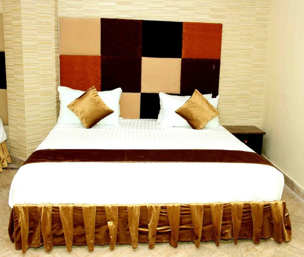 Hotel Premier Inn Gulberg Lahore Exterior foto