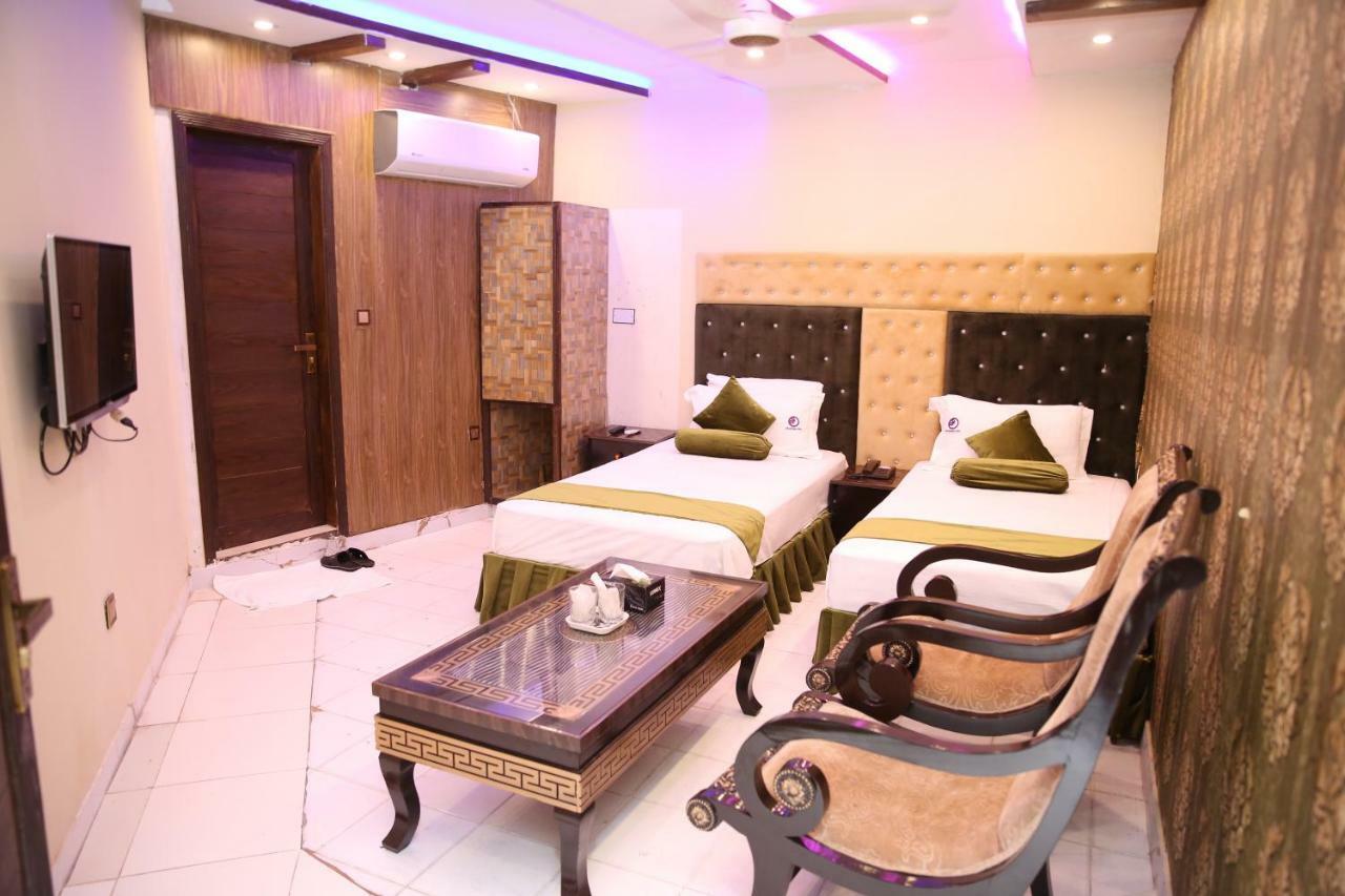 Hotel Premier Inn Gulberg Lahore Exterior foto