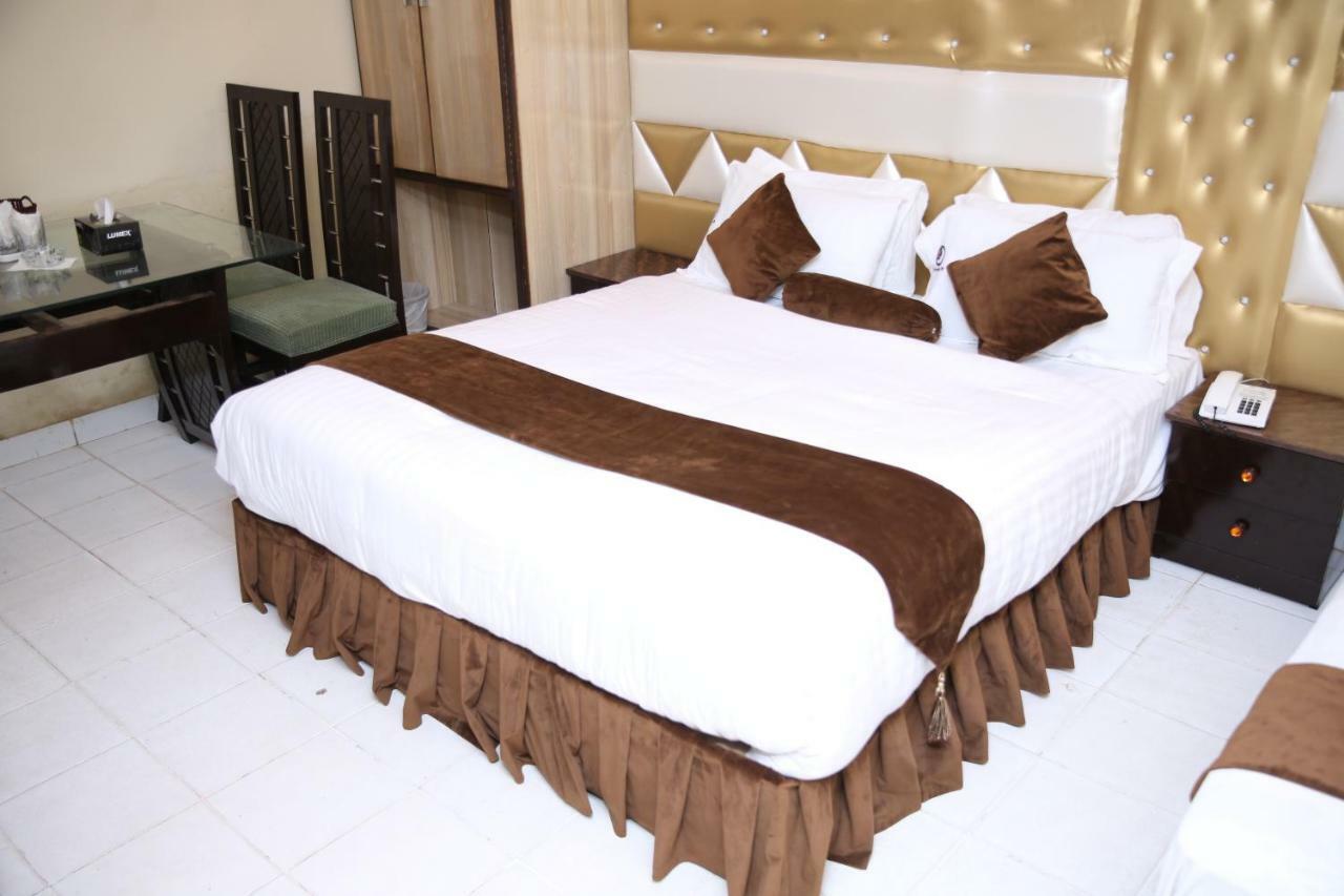 Hotel Premier Inn Gulberg Lahore Exterior foto