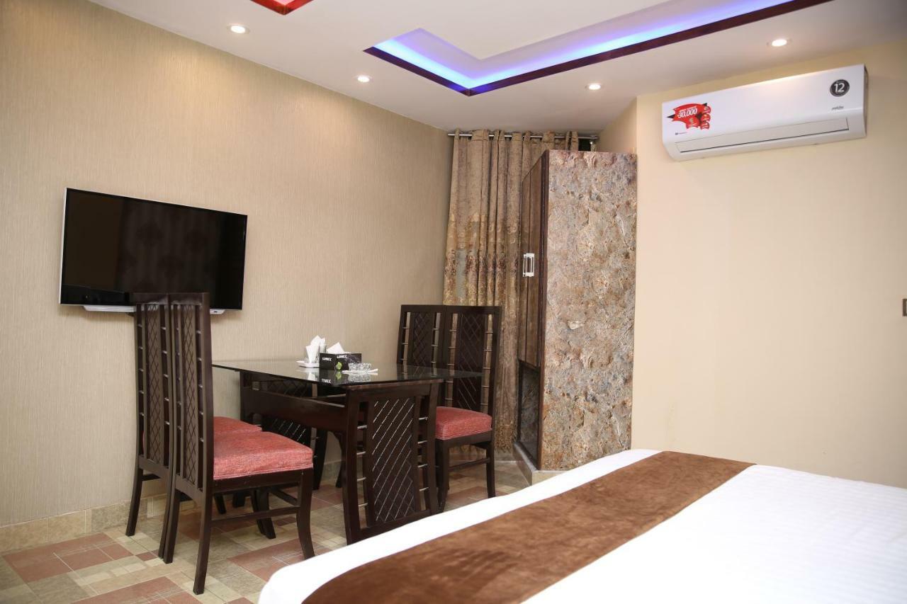 Hotel Premier Inn Gulberg Lahore Exterior foto
