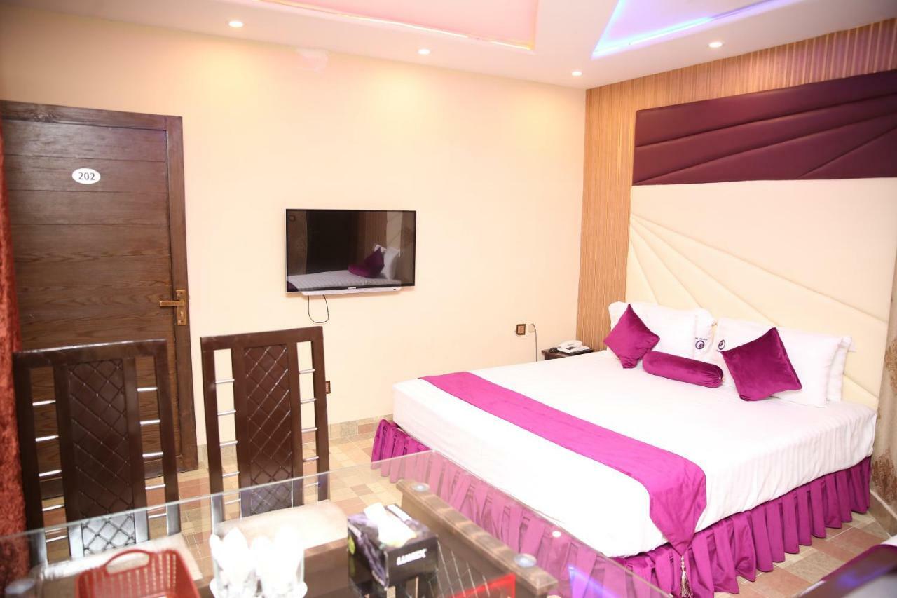 Hotel Premier Inn Gulberg Lahore Exterior foto