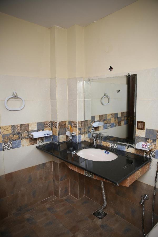 Hotel Premier Inn Gulberg Lahore Exterior foto